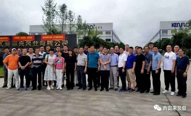 与会人员在遵义PG平台-PG(中国)一站式服务平台有限公司大门口合影留念
